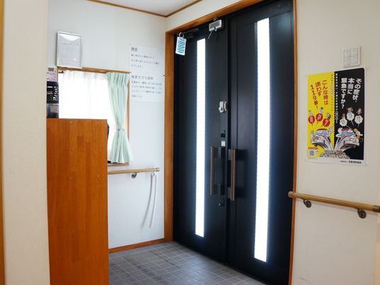 玄関ドアと掲示物