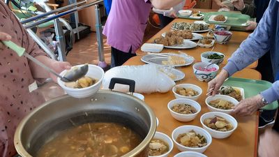 食事をよそっている様子