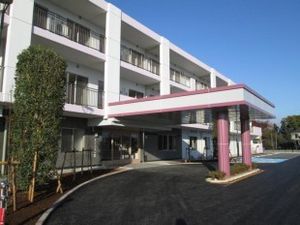 施設の外観と車寄せ  