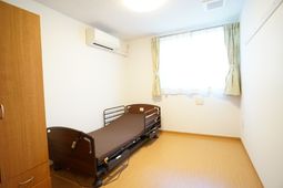 シンプルな居室の様子