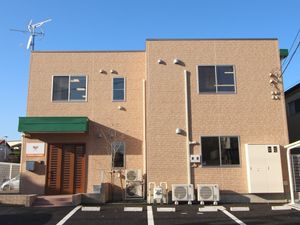 茶色の建物の外観