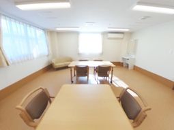 明るい居室のテーブルと椅子
