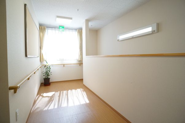 明るい廊下の端