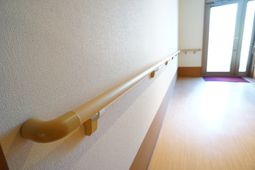 廊下の手すりと明るい出入口