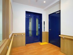 青いドアのエレベーターホール