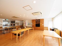 明るい食堂の様子