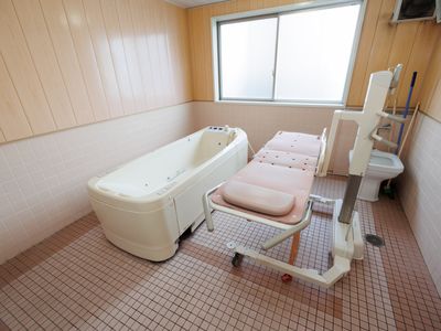 清潔な介護用浴室