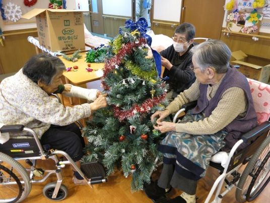 クリスマスツリーを飾る様子