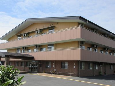 落ち着いた色合いの外観