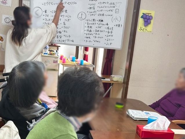 談話スペース ラウンジ 入居者の皆様がリラックスしながら、交流や学びを楽しむ談話スペースです。施設の雰囲気を感じ取れます。