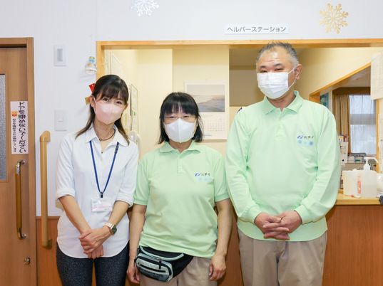 スタッフの集合写真