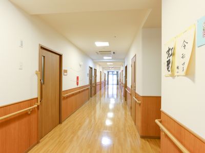 手すり付き清潔な廊下