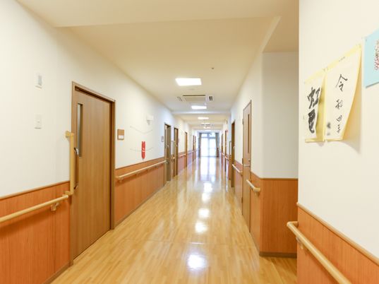手すり付き清潔な廊下