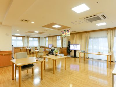 明るい共有ラウンジ