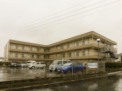 外観の建物と駐車場