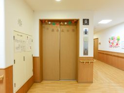 エレベーター前の廊下