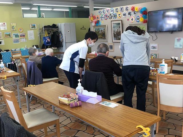 交流を楽しむ空間 ラウンジ 広々としたラウンジで、利用者同士が集まり親しげに交流しています。快適な空間で安心です。