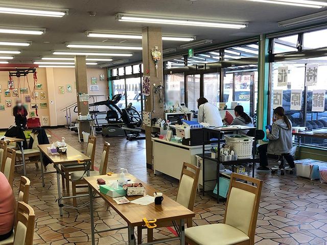 明るい空間の居室 内観 広々とした明るいスペースです。作業台や椅子が置かれており、和やかな雰囲気で活動できます。