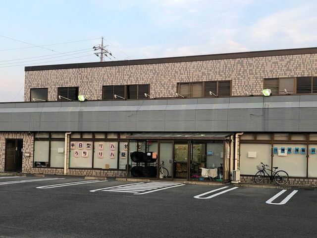 建物外観 外観 駐車場が広く、アクセスが便利です。バリアフリー設計が施されているため、車椅子利用者にも優しい施設です。