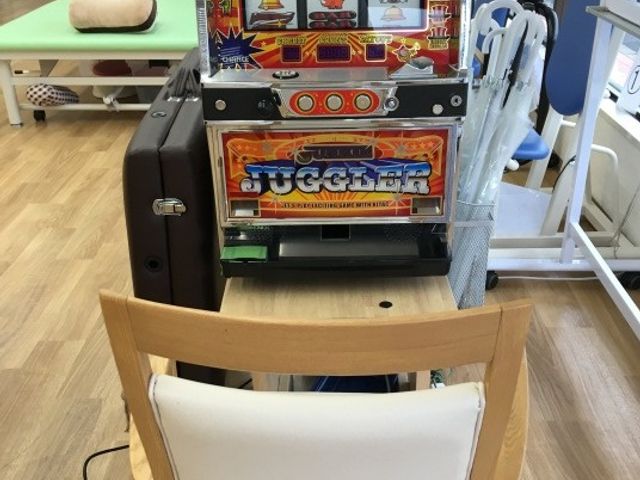トレーニングの椅子と機器 機能訓練室 座ったまま楽しくトレーニングができる環境です。リラックスして日常の運動が行えます。
