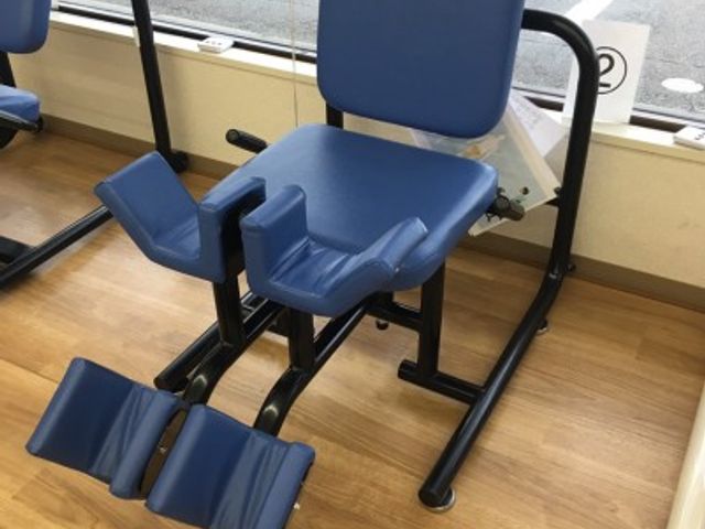 脚部トレーニング機器室 機能訓練室 明るい空間での脚部を鍛えるトレーニング機器です。効率的な運動が可能です。