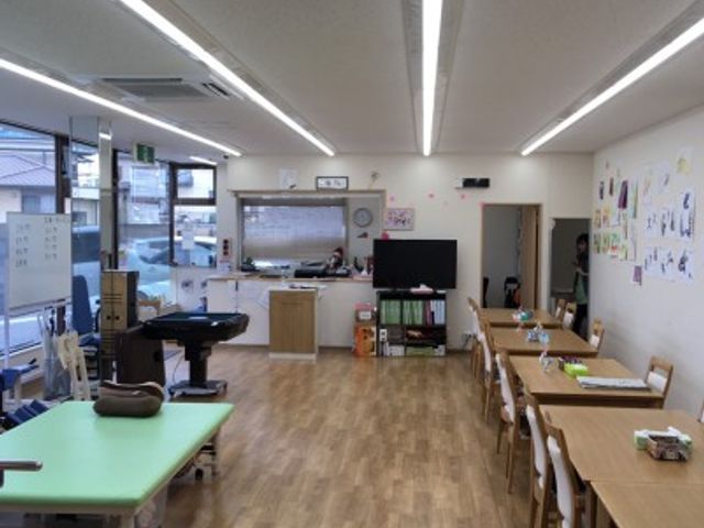 広い設備の部屋 機能訓練室 自然光が入り、広々とした明るい空間です。訓練設備が整い、活動しやすい環境になっています。