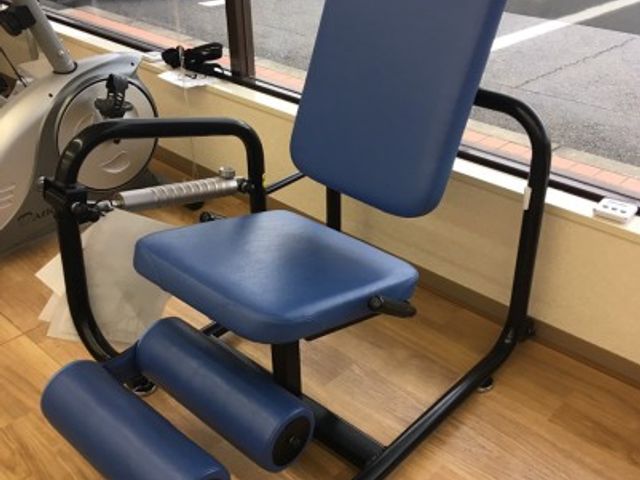 機能訓練室チェア 機能訓練室 使いやすいリハビリチェアが配置された空間です。窓からの自然光が入ります。
