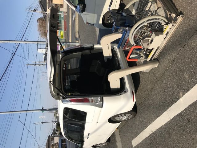 車椅子リフト付き車 外観 車椅子の乗り降りがスムーズなリフト付き車両です。移動の際も安心です。