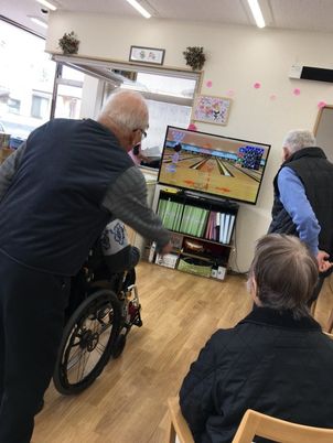 ゲーム楽しむ人々