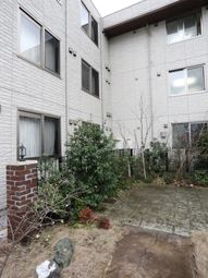 白い壁の建物と緑の庭