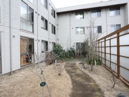 清潔な施設の中庭風景