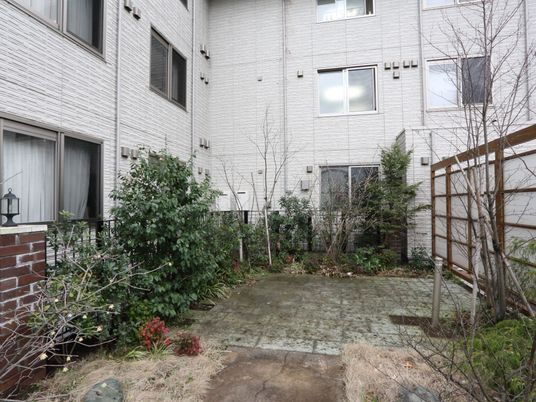 緑豊かな建物の中庭