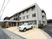 外観の建物と駐車場