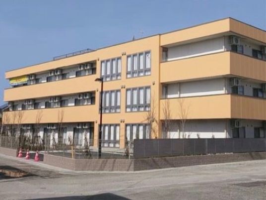 黄色い外壁の建物外観