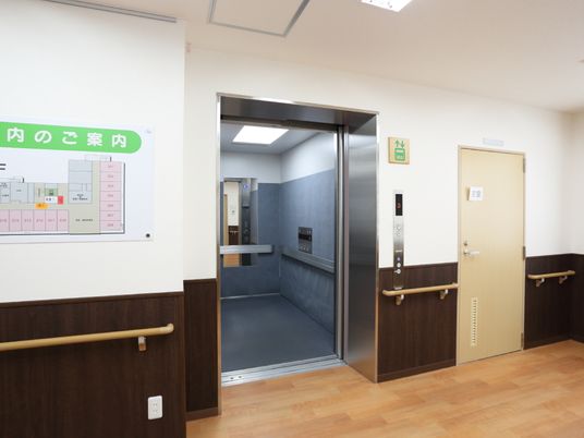 清潔な廊下とエレベーター