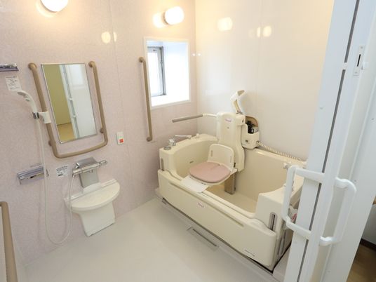 バリアフリー設計の浴室