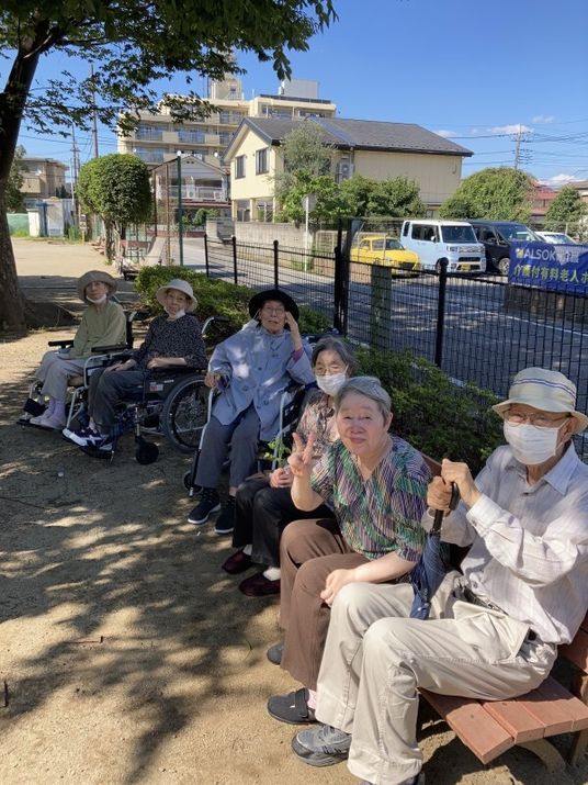 中庭で憩う人々