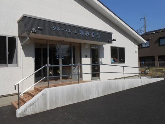 明るい外観の建物入口