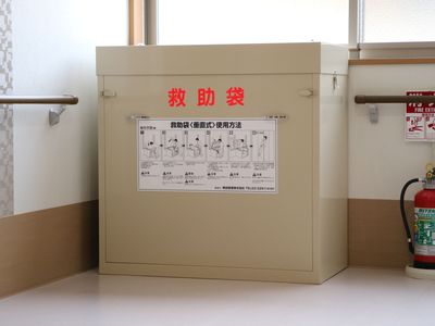 救急用具収納庫と説明書
