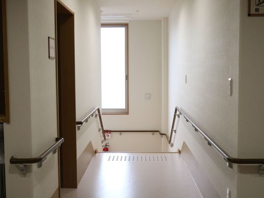 手すりが設置された廊下