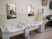 食堂には洗面台が2台、横並びで設置されており、壁には鏡がある。鏡の間には手洗いの仕方が写真入りで書かれた紙が貼られている。