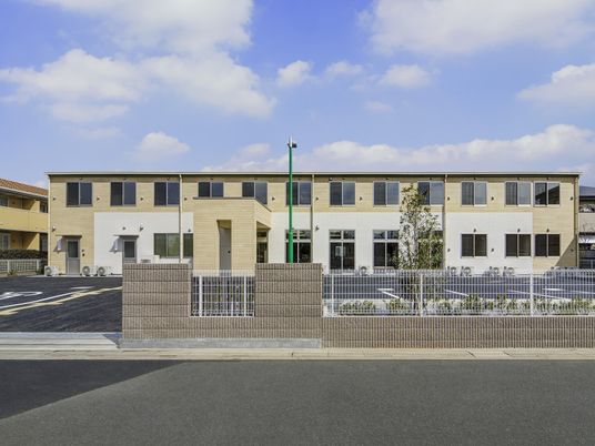 ゆったりとした外観の建物