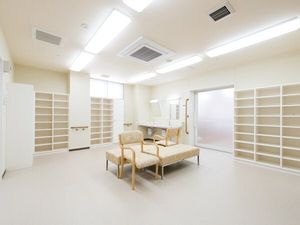 明るい多目的室内部