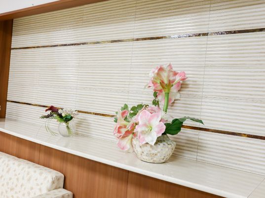 花と縞模様の壁装飾