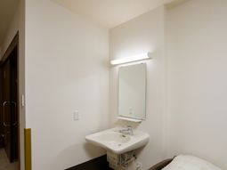 洗面台と鏡のある部屋