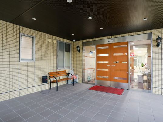 エントランスのベンチと扉