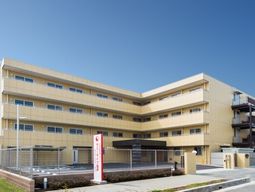 黄色い建物の外観