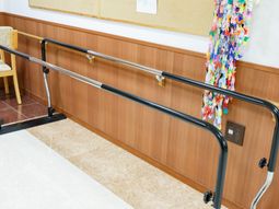 手すり付き廊下の一角