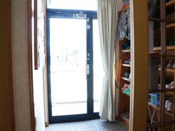 開かれた扉のエントランス
