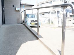安心の手すり付き通路